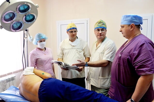 Бригада французских врачей приехала на помощь бойцам АТО