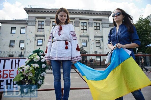 До посольства РФ в Києві принесли жалобні вінки: в цей раз акція пройшла мирно