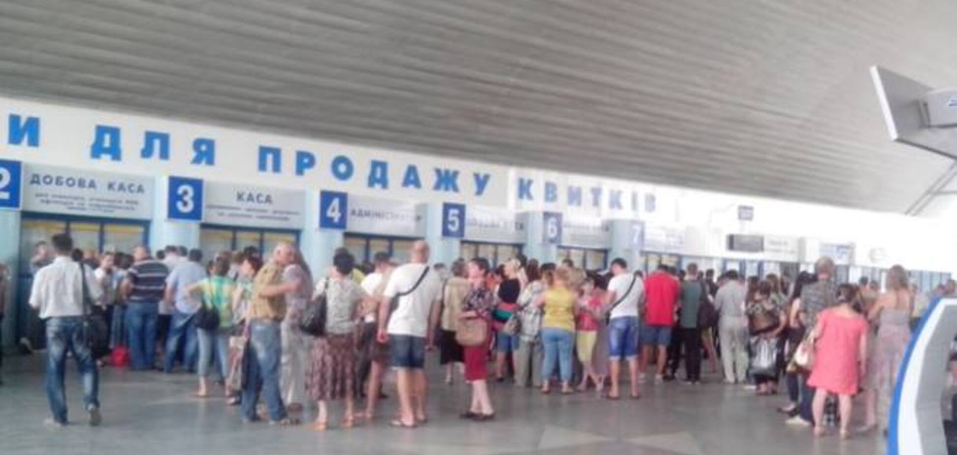 Луганчане массово бегут из города: в поездах вместо 100 человек ездят по 400