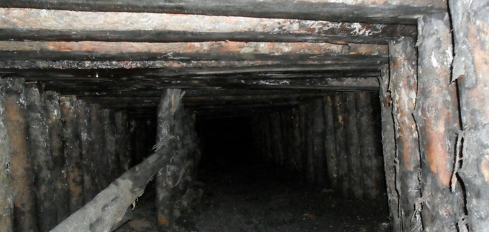 На Донеччині шестеро людей змило підземною водою в нелегальній копанці
