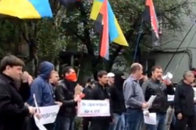 У Запоріжжі активісти співали під прокуратурою хіт про Путіна