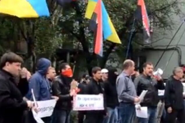 В Запорожье активисты пели под прокуратурой хит про Путина