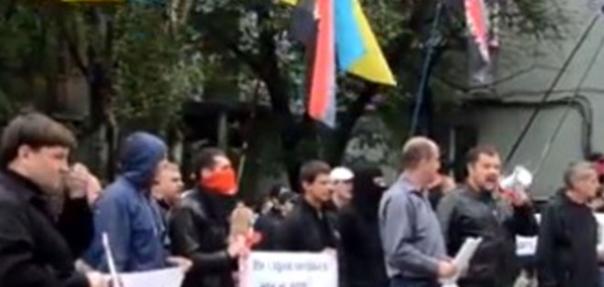 В Запорожье активисты пели под прокуратурой хит про Путина