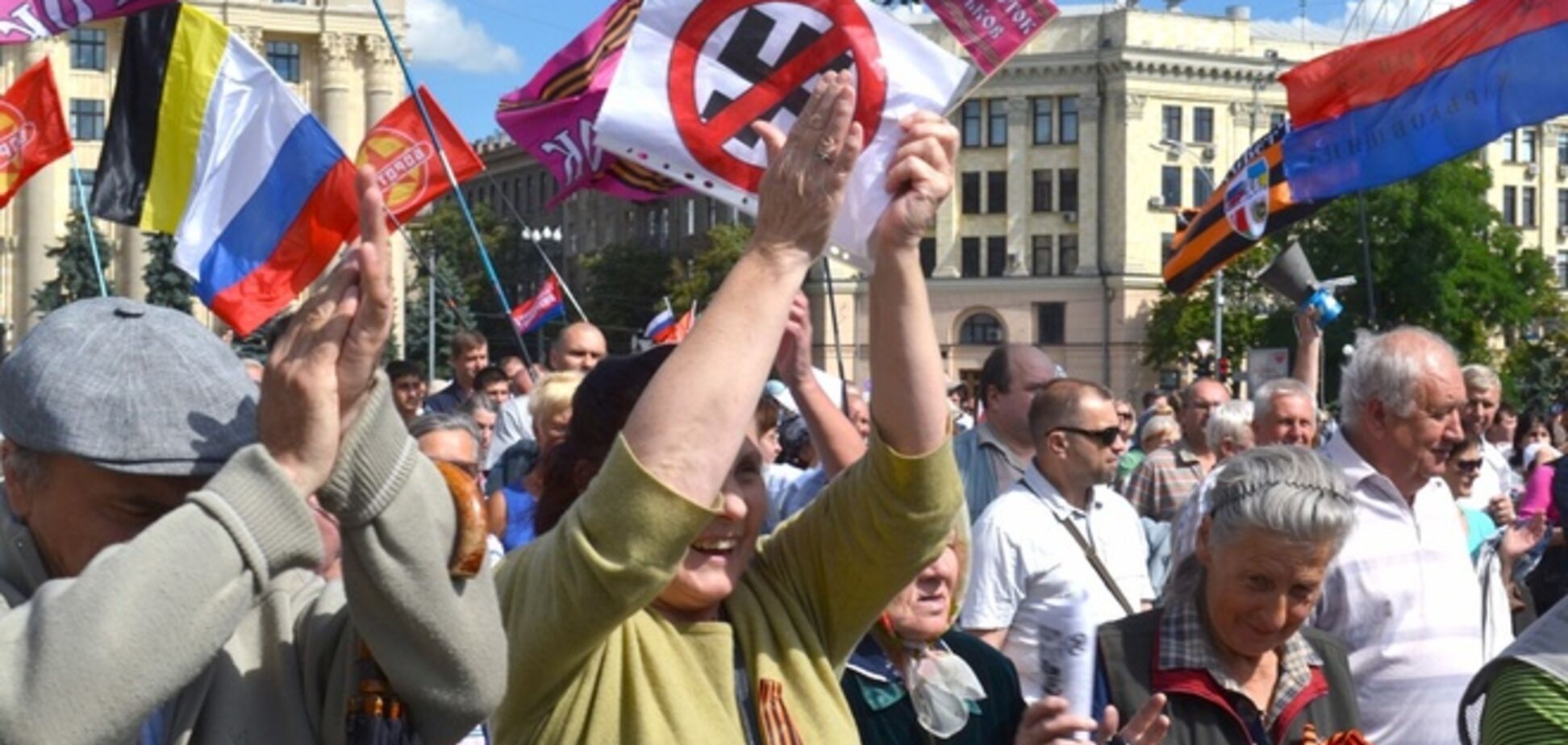 В Харькове около 300 человек вышли требовать прекращения АТО