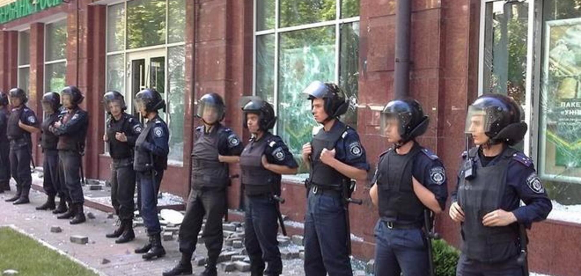 В центре Киева националисты разгромили отделение 'Сбербанка России'