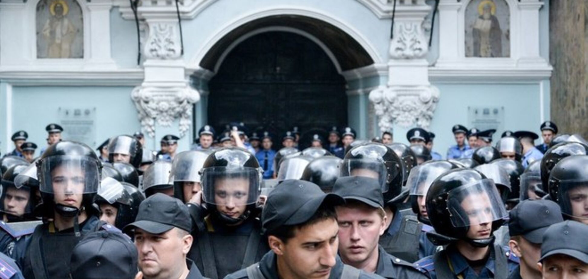 Сутички біля Лаври: активісти побилися з міліцією