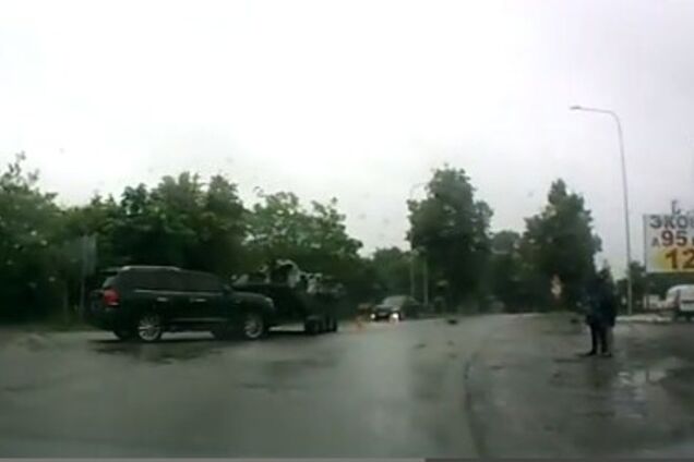 В Харькове внедорожник столкнулся с… БТР. Видеофакт