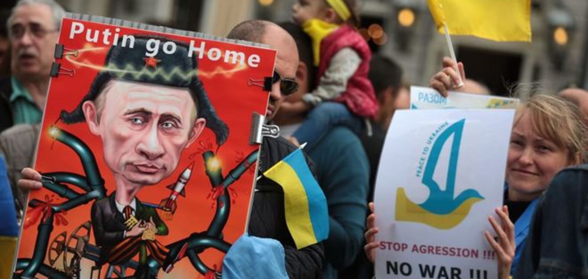 Львовские активисты положили хит про Путина на музыку российского гимна