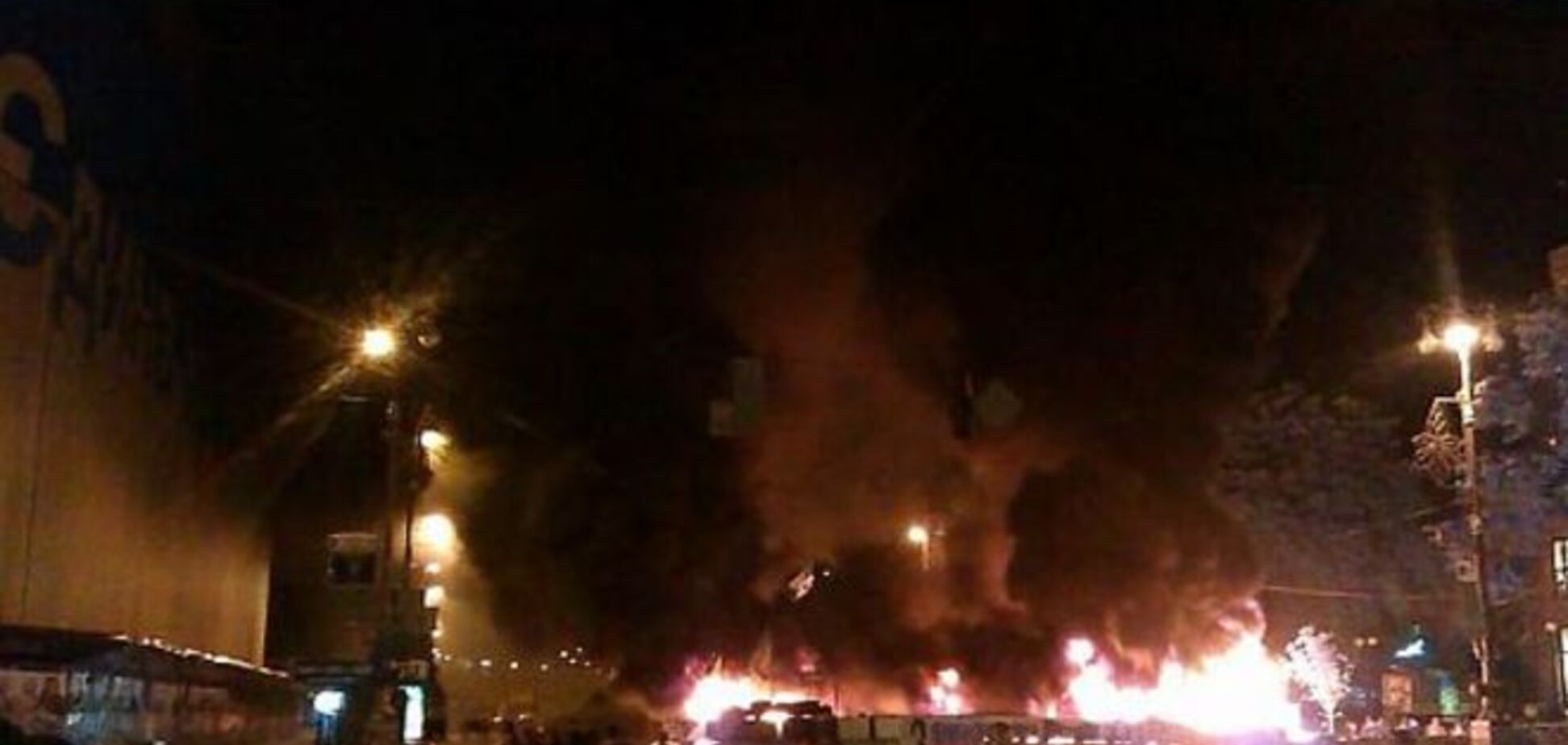 На Крещатике горела одна из баррикад Майдана