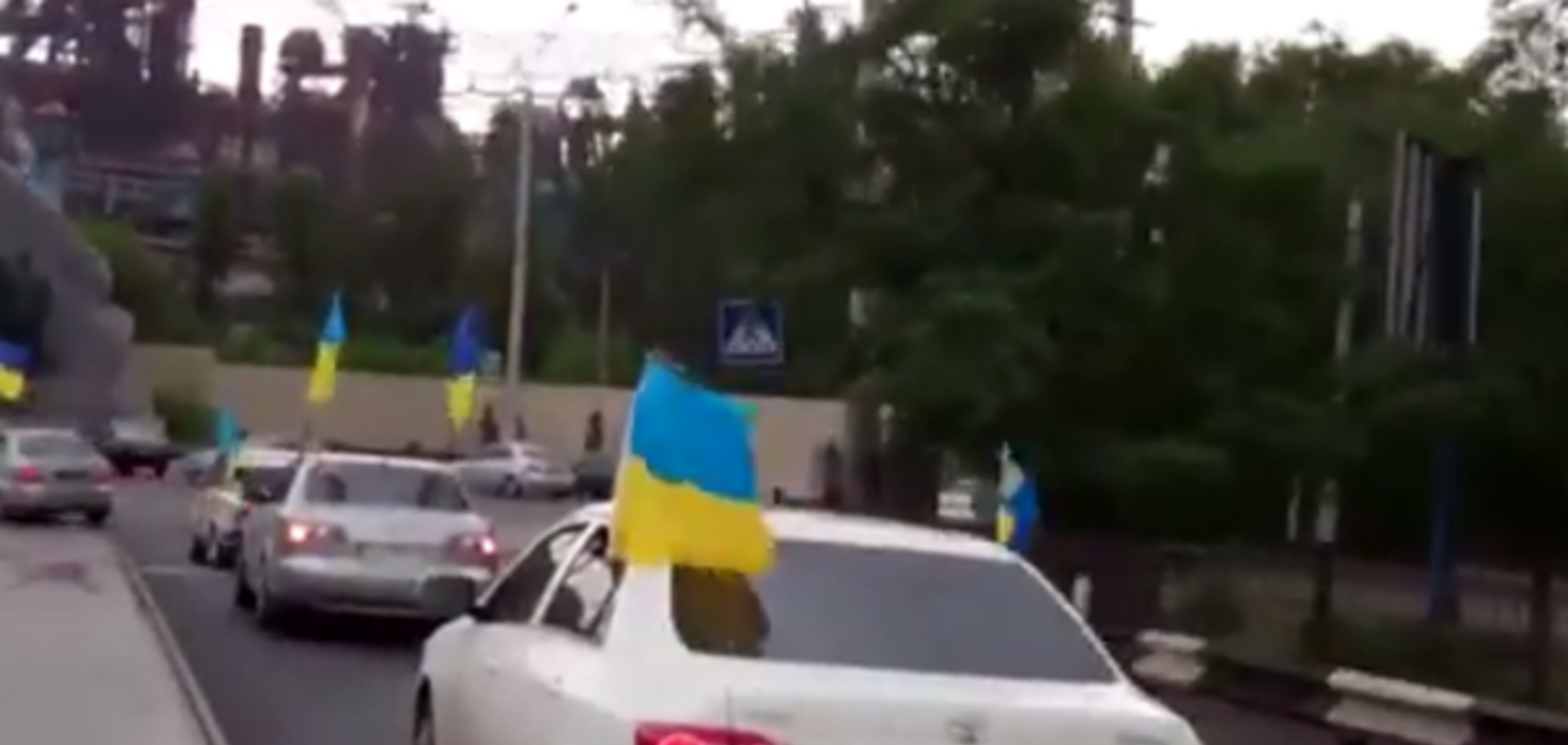У звільненому Маріуполі їздили з українськими прапорами, кричали 'Слава Україні!' і плакали від щастя