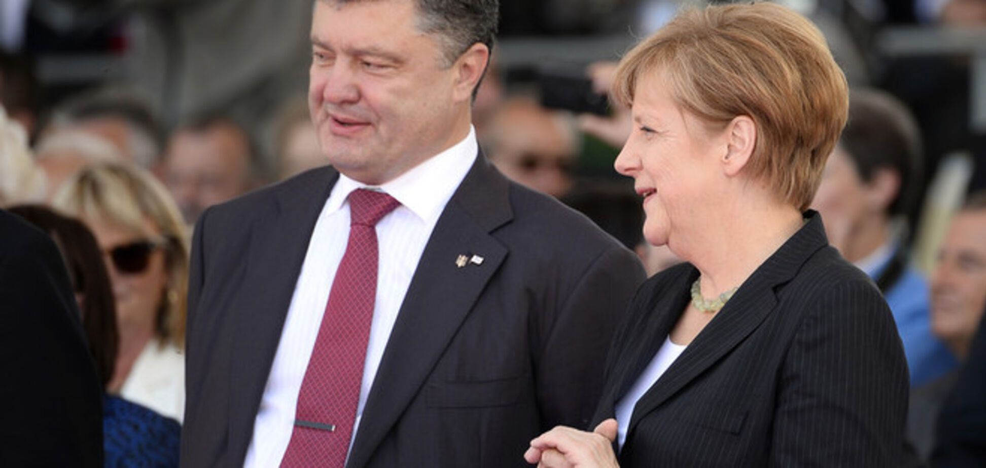 Порошенко рассказал Меркель о нарушениях террористами мирного плана
