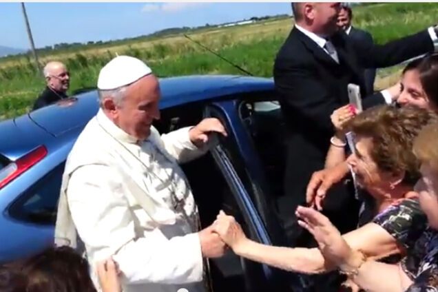 По дороге в логово итальянской мафии Папа Франциск сделал незапланированную остановку