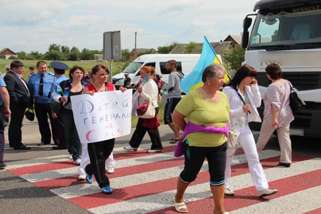 На Житомирщине родные военнослужащих перекрыли трассу с требованием вернуть их детей с востока