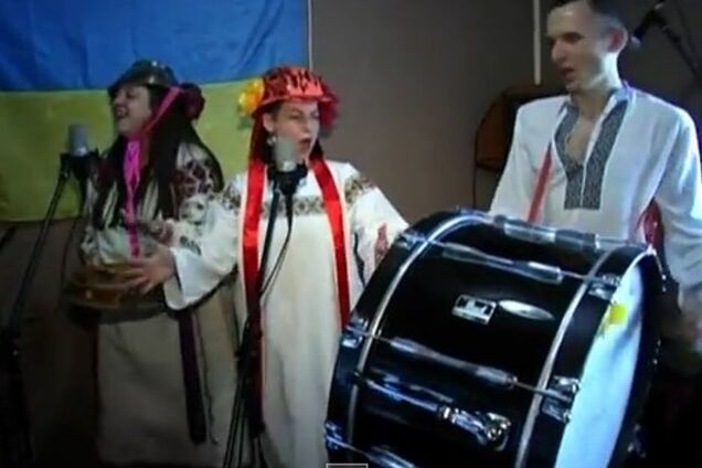 Украинская этно-группа 'Фолькнеры' спела хит 'Путин х**ло' на '5 канале'. Видеофакт (нецензурная лексика)