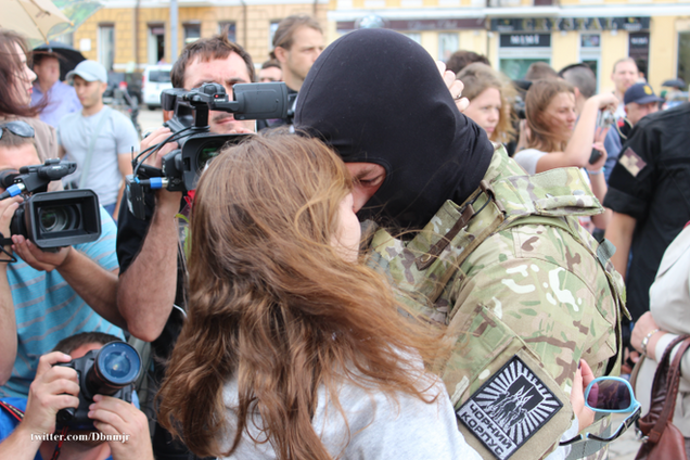 Как украинки провожали любимых на Донбасс. Фото, от которых разрывается сердце