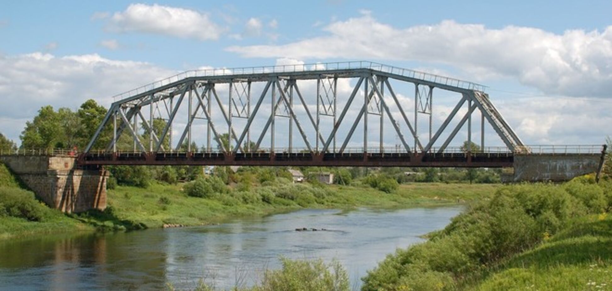 В Запорожской области взорвали ж/д мост: движение поездов остановлено