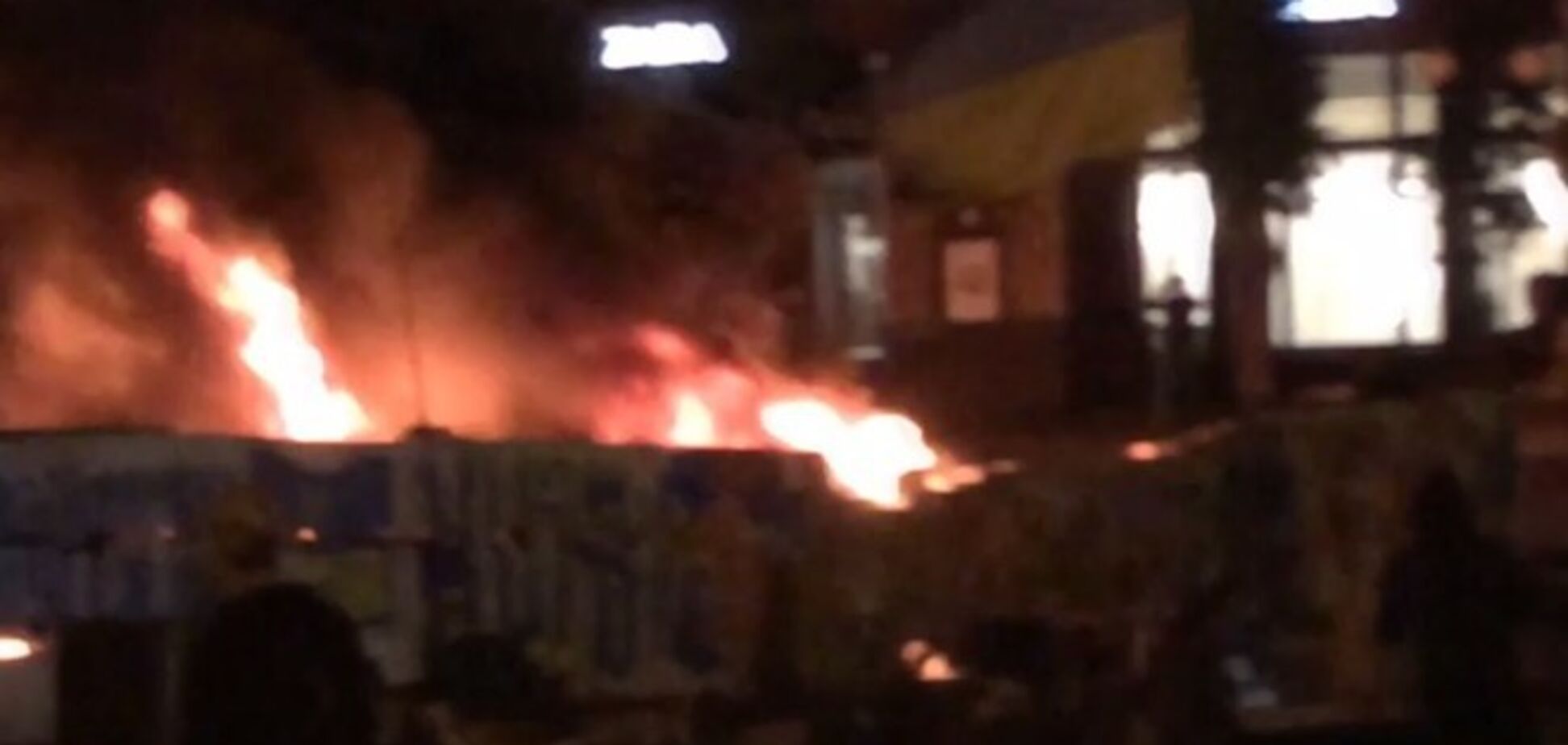 В Киеве возле ЦУМа горели шины: жертв нет