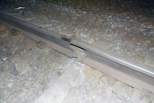 В Донецкой области на трех участках взорвали железную дорогу