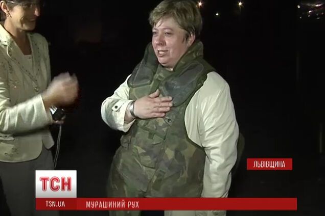 Львовяне пешком переносят бронежилеты через границу, чтобы помочь бойцам АТО