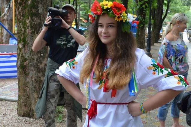 В Симферополе крымских татар поддержали флешмобом в вышиванках