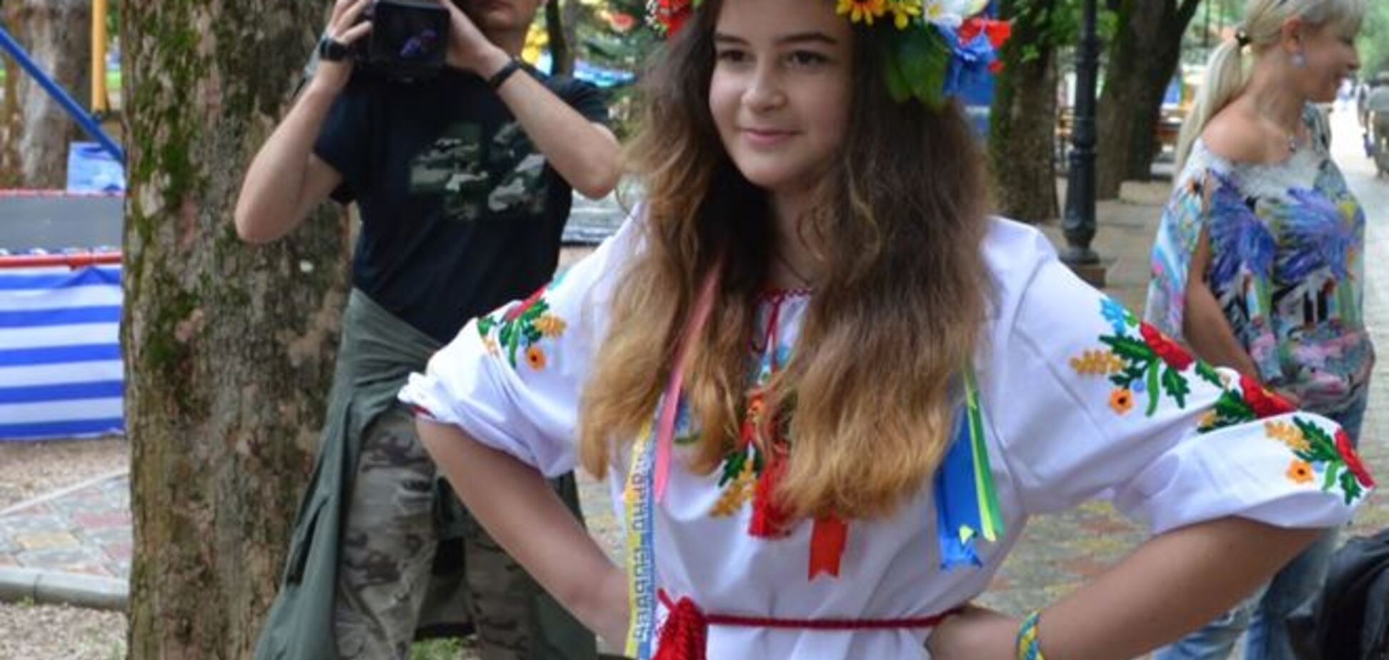 В Симферополе крымских татар поддержали флешмобом в вышиванках