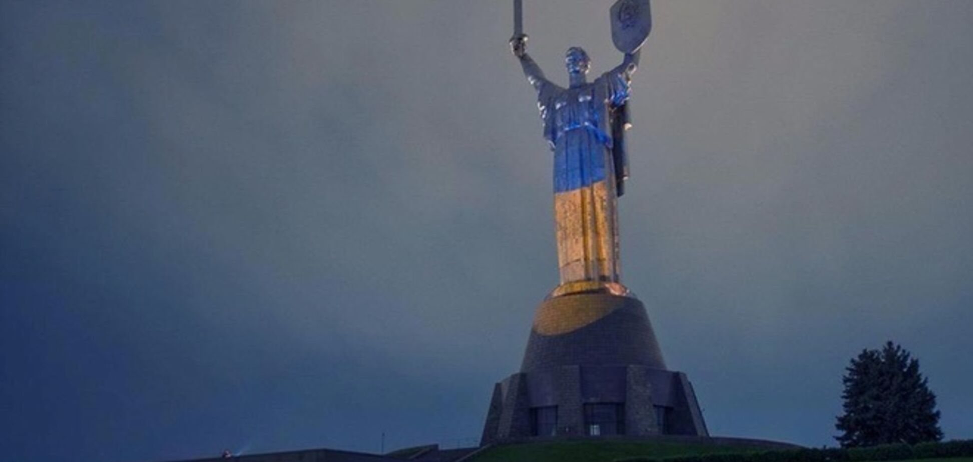 В День Конституции в Киеве 'Родину-мать' сделают сине-желтой