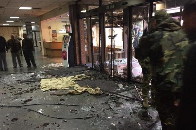 В Киеве митингующие разнесли входные двери отеля 'Турист'