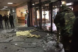 В Киеве митингующие разнесли входные двери отеля "Турист"