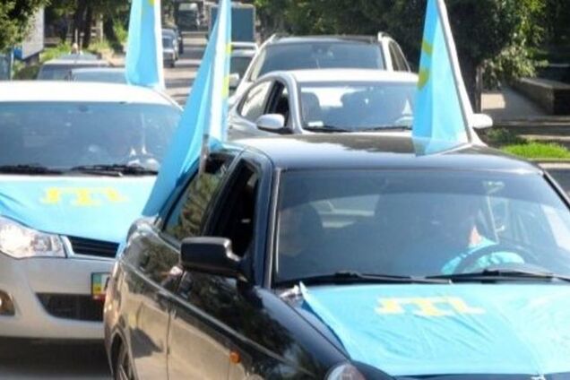 В Симферополе напали на машину с крымскотатарскими флагами