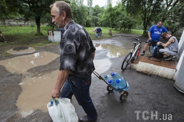 Мятежный Славянск: жители собирают дождевую воду и готовят на огне