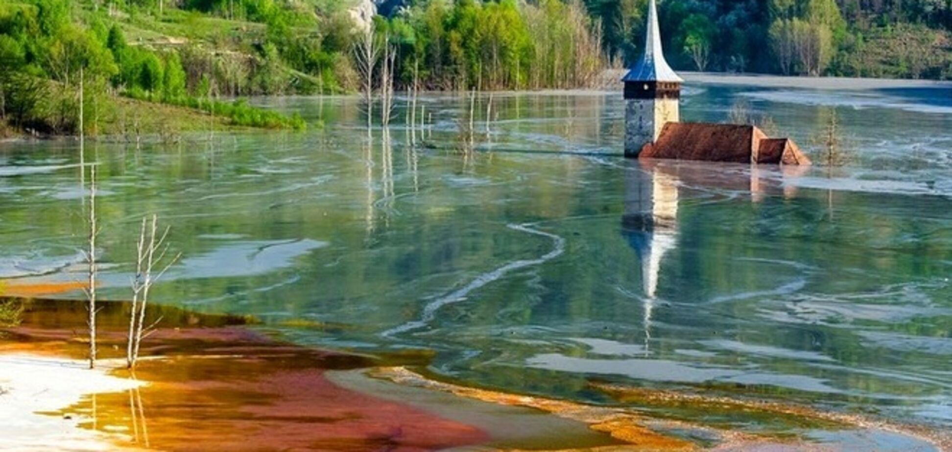 На месте румынской деревни образовалось токсичное озеро