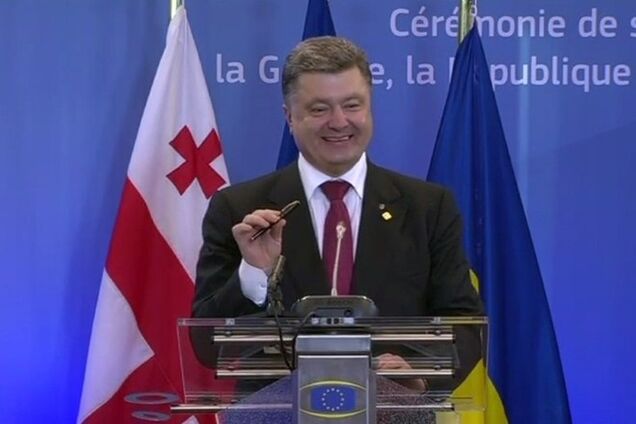 В ЄС назвали історичною чорнильну ручку Петра Порошенко