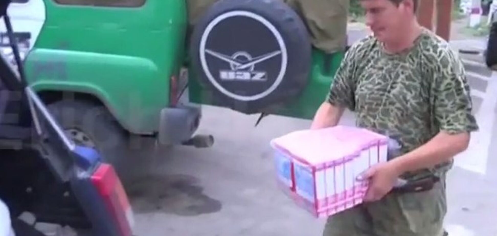Украинские силовики развозили еду мирным жителям в зоне АТО