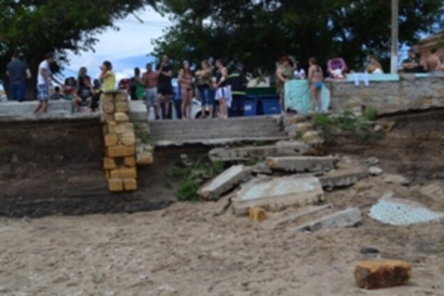 Трехметровая волна накрыла центральный пляж Одессы