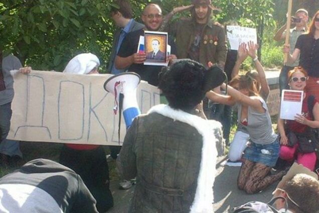 Под консульство РФ в Киеве пришли активисты в ватниках и с портретами Сталина