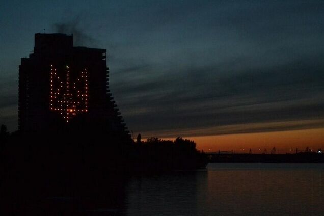 В Днепропетровске 'нарисовали' огнем 15-этажный герб Украины