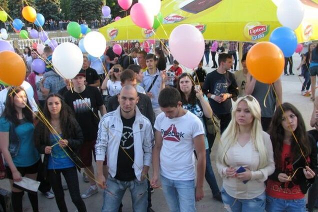 В Донецке пустили в небо шарики в знак протеста против конфликта на востоке