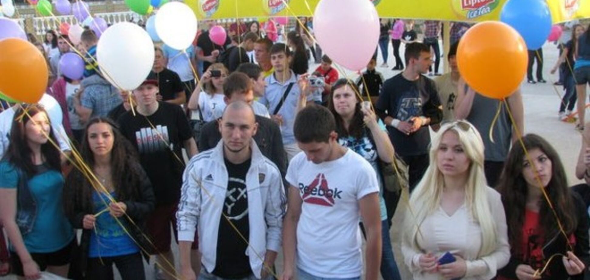 У Донецьку пустили в небо кульки на знак протесту проти конфлікту на сході