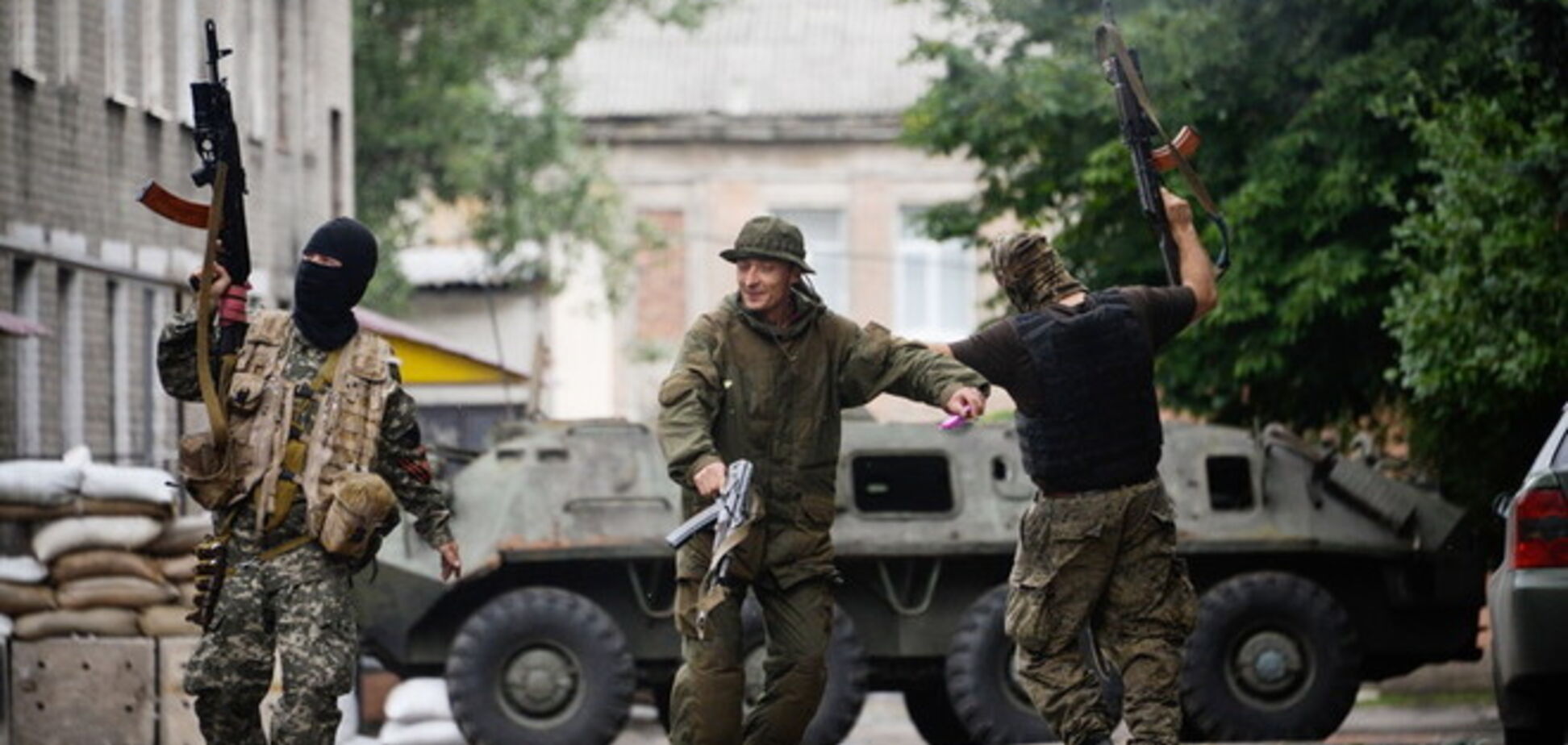 Террористы 'ДНР' угнали в центре Донецка три инкассаторских авто