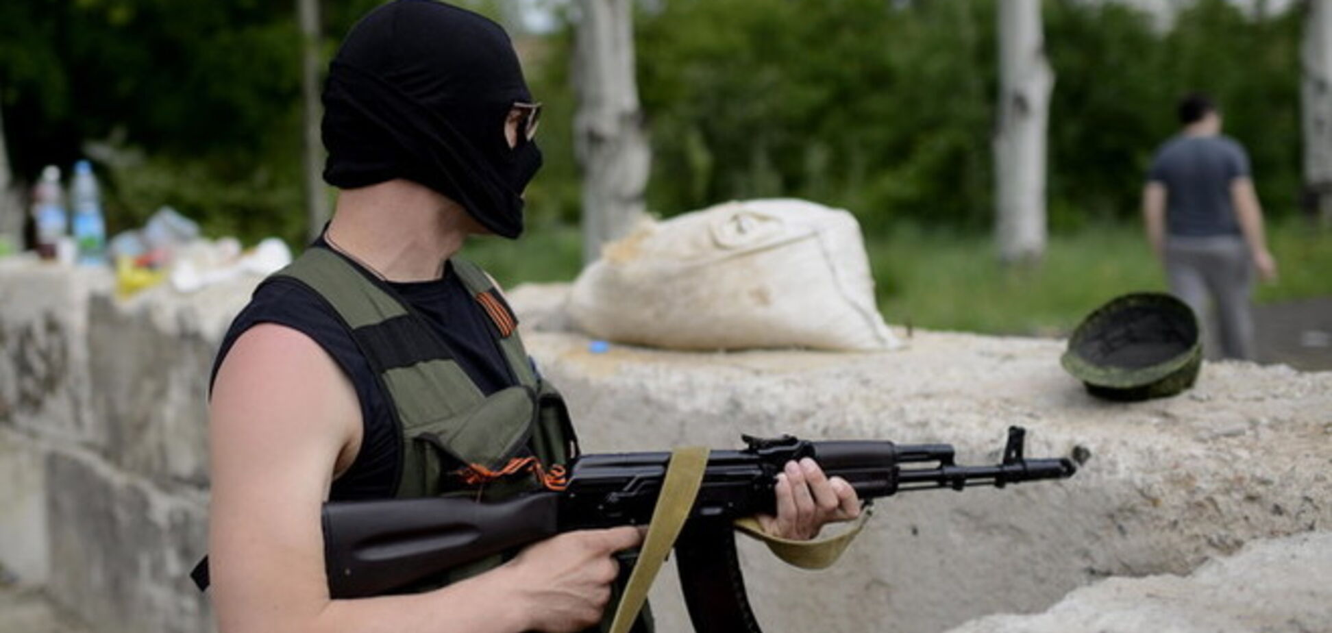 На Донбассе террористы пытают пленного бойца батальона 'Айдар'