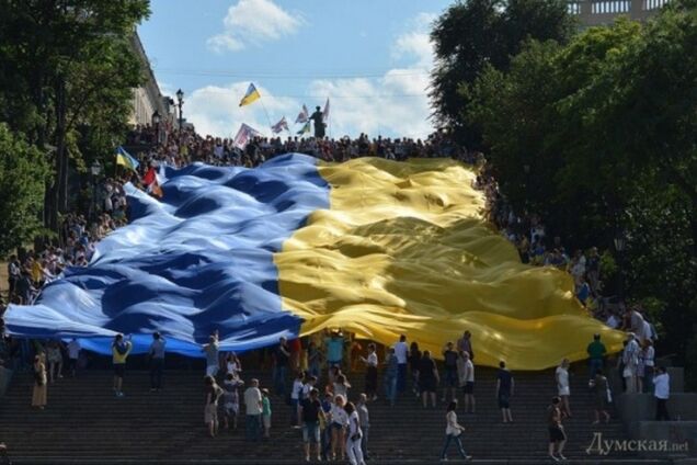 В Одессе развернули самый большой в мире флаг Украины