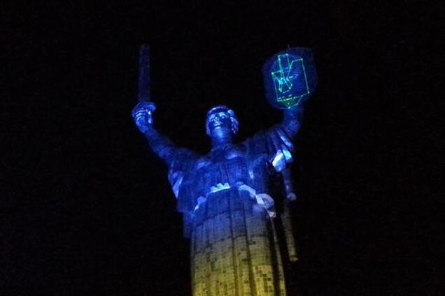 В Киеве статую 'Родина-мать' украсили национальной символикой