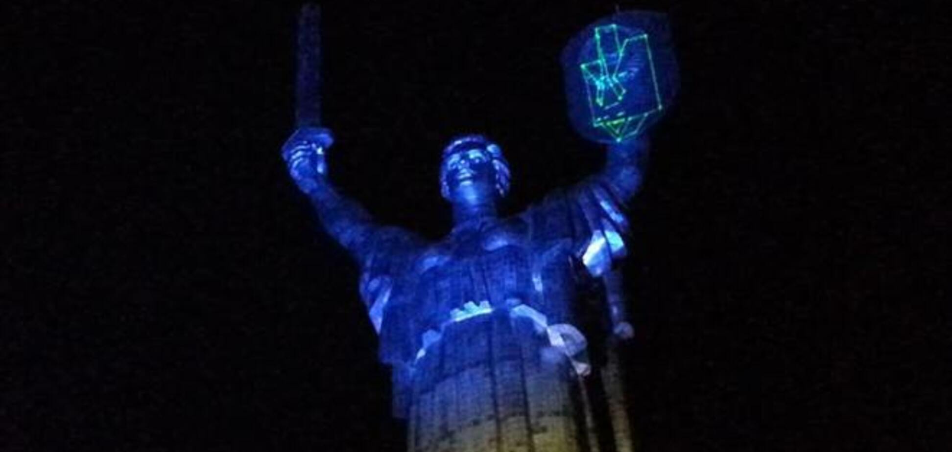 В Киеве статую 'Родина-мать' украсили национальной символикой
