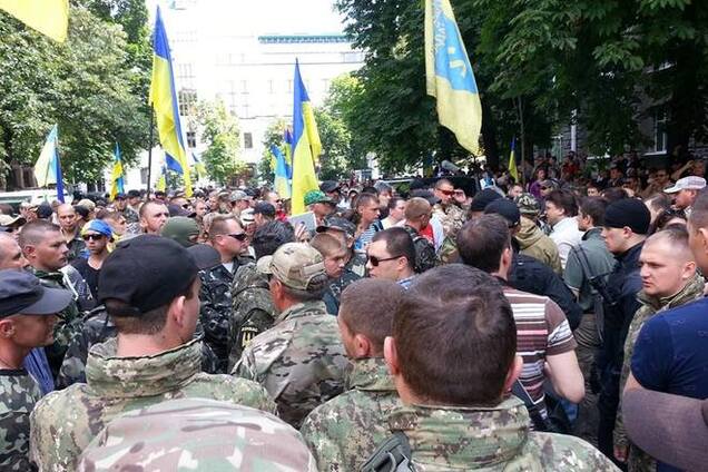 Бойцы 'Донбасса' потребовали от Порошенко остановить перемирие