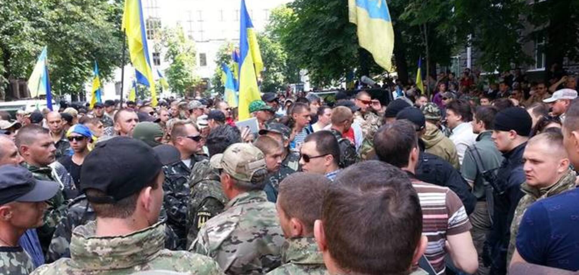 Бойцы 'Донбасса' потребовали от Порошенко остановить перемирие