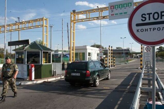 Украина усиливает блокпосты на границе БТРами и огневыми точками