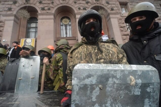Около 100 самообороновцев с дубинками заблокировали вход в КГГА