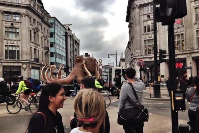 Величезний восьминіг влаштував затор в центрі Лондона. Фотофакт