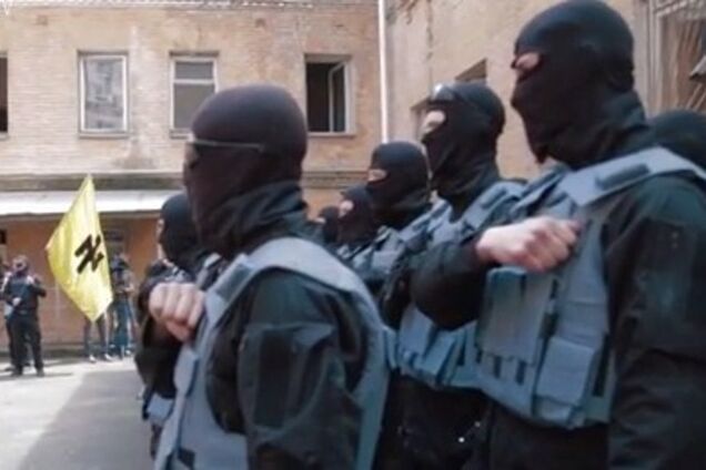 Группа 'черных человечков' отправилась на помощь батальону 'Азов'