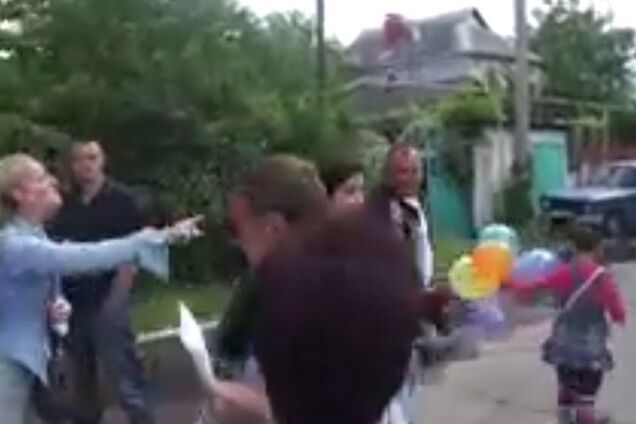 Николаевский антимайдан набросился на ребенка военного с криками: 'Твой отец - убийца!'